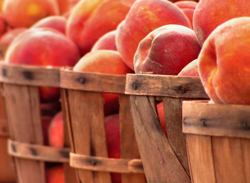 baskets of peaches farmers market